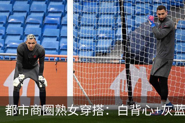 都市商圈熟女穿搭：白背心+灰蓝瑜伽裤，勾勒丰腴柔和曲线